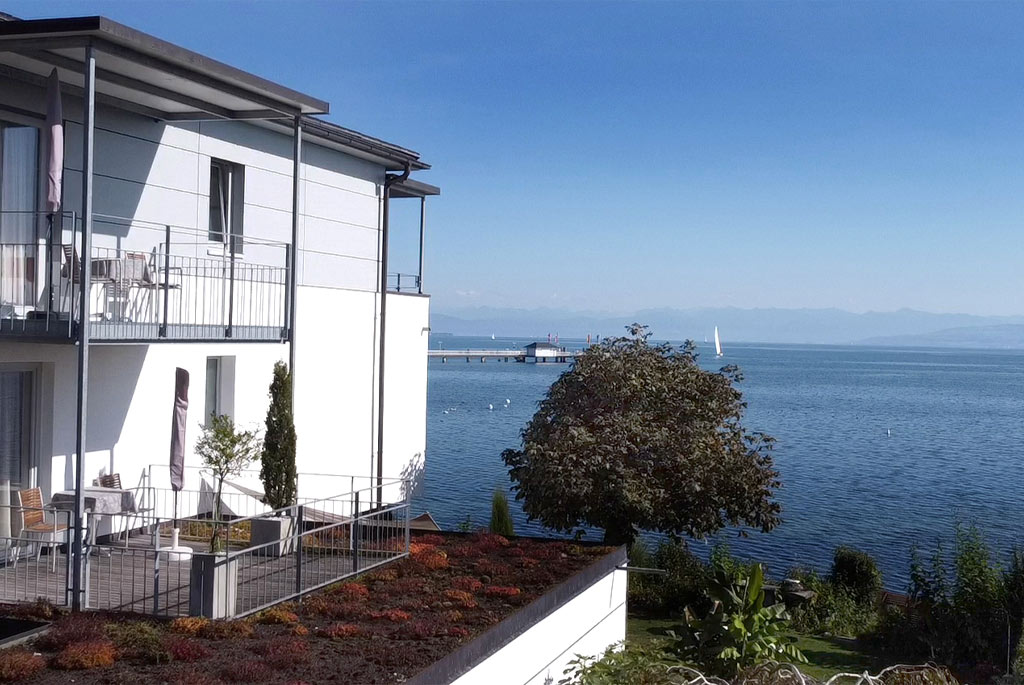 Modernes Wohnhaus mit Meerblick und Garten in Hanglage