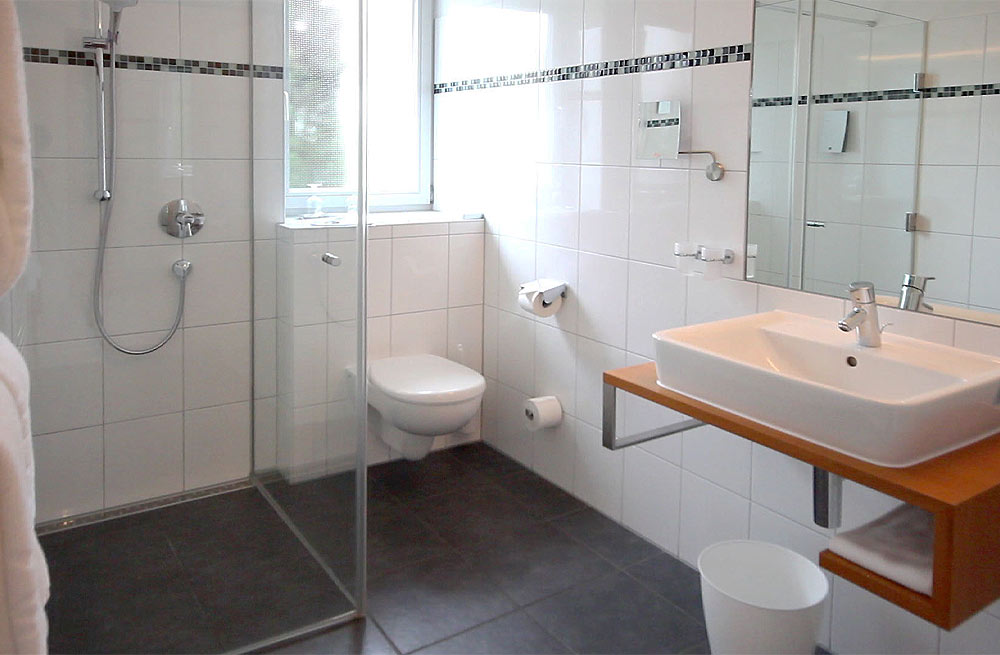 Helles Badezimmer mit WC, Waschbecken und Fenster