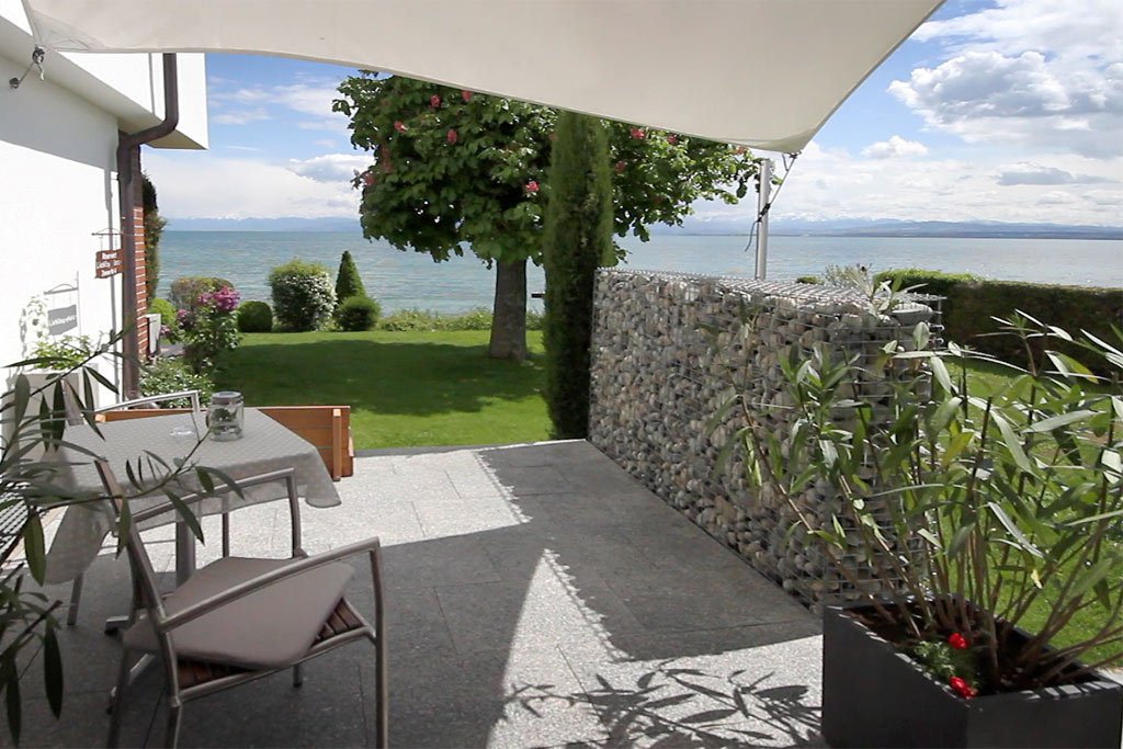 Terrasse mit Gartenblick und Sitzmöglichkeiten im Freien