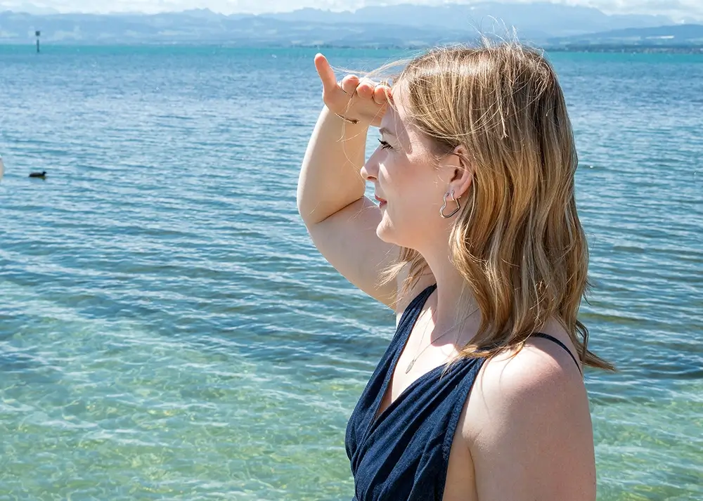 Frau blickt auf den Bodensee