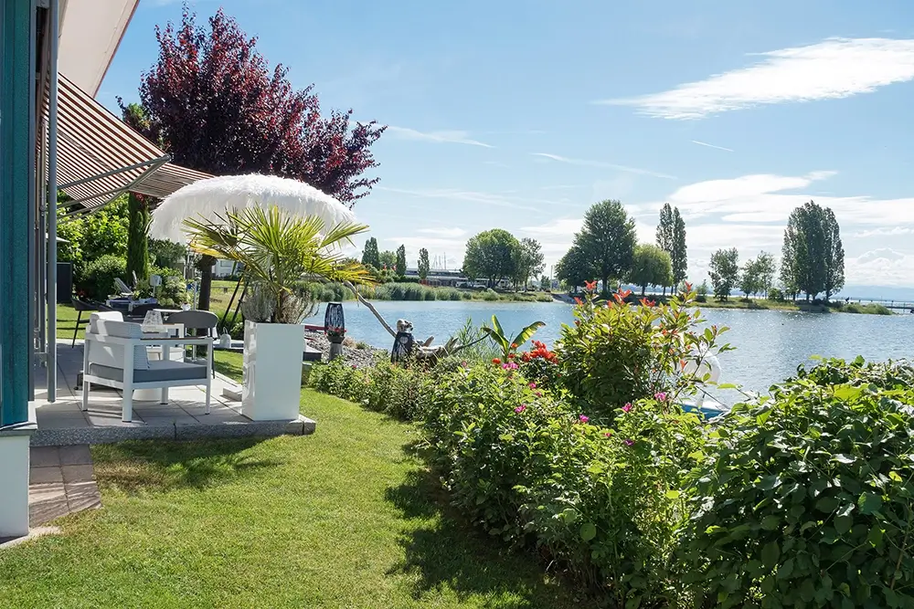 Hotelgarten mit Blick auf den Bodensee