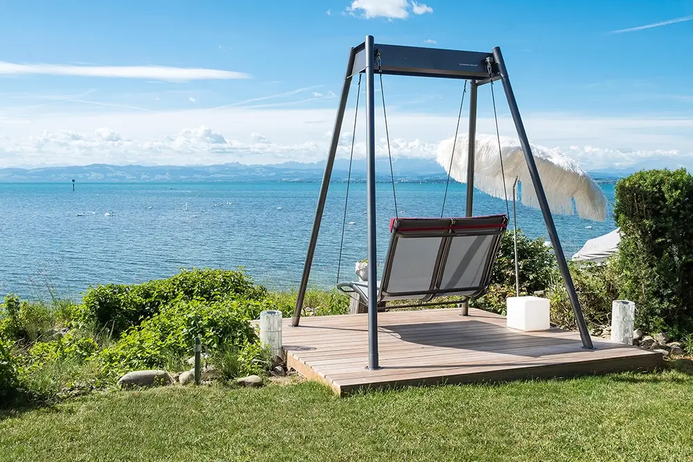 Gartenschaukel mit Seeblick