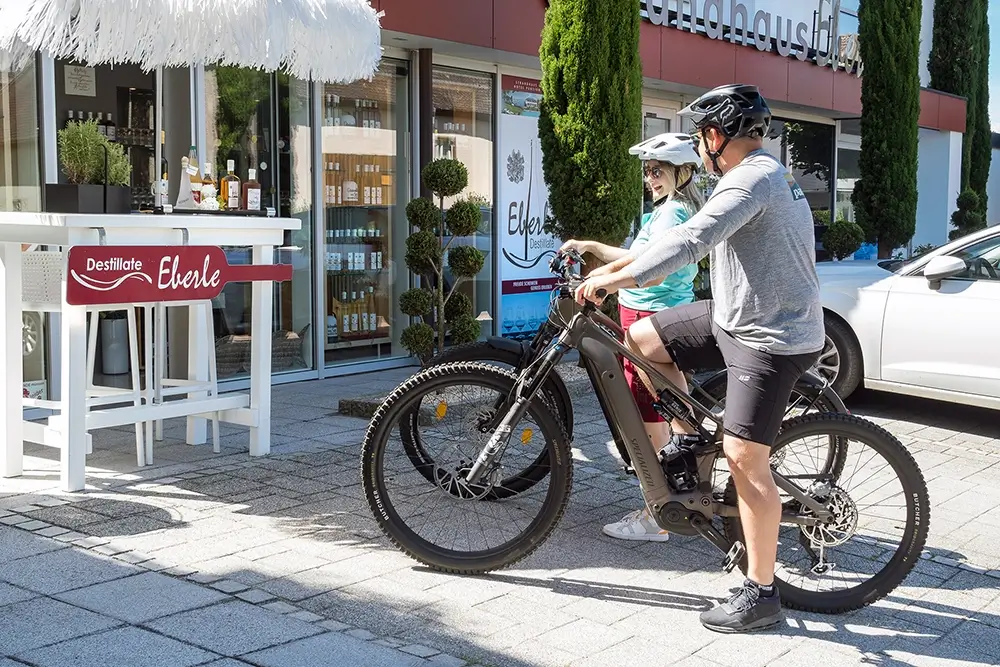 Gast mit Fahrrad vor dem Hotel