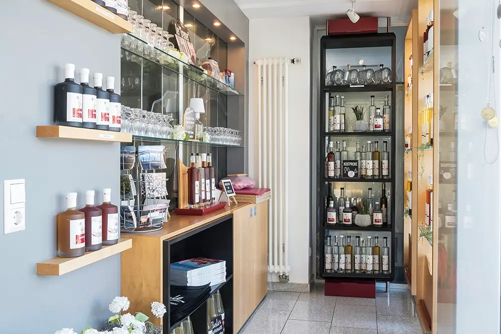 Hotelbar mit Getränkeregal