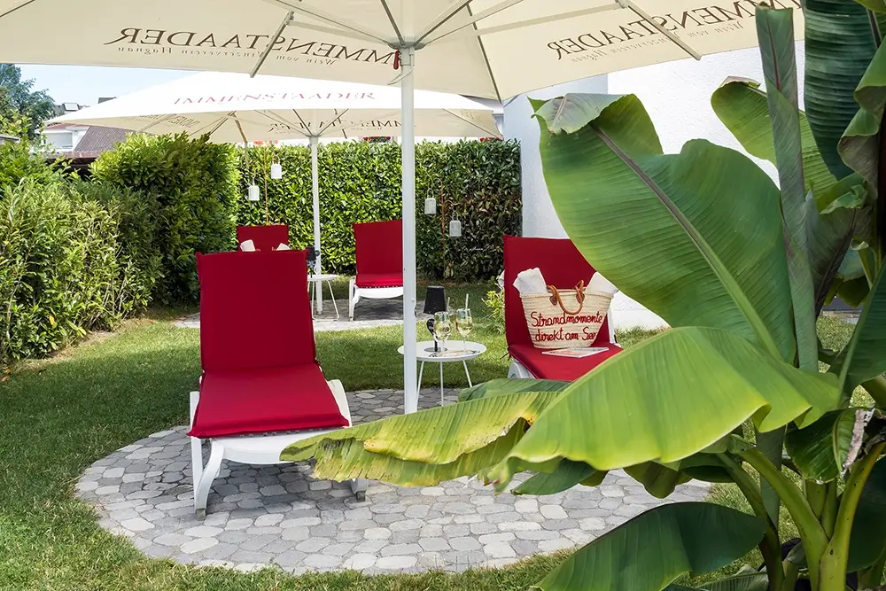 Sonnenliegen im Hotelgarten