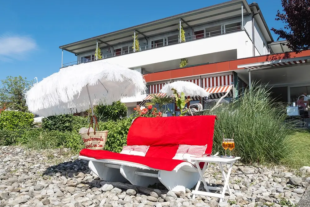Sonnenliegen vor dem Hotel