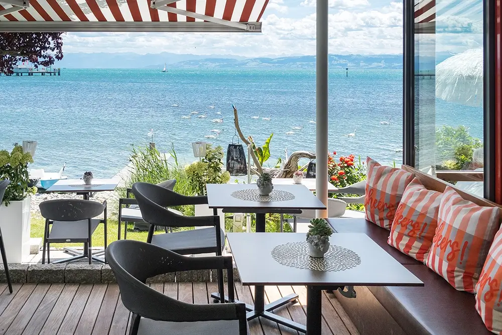 Hotelterrasse mit Seeblick