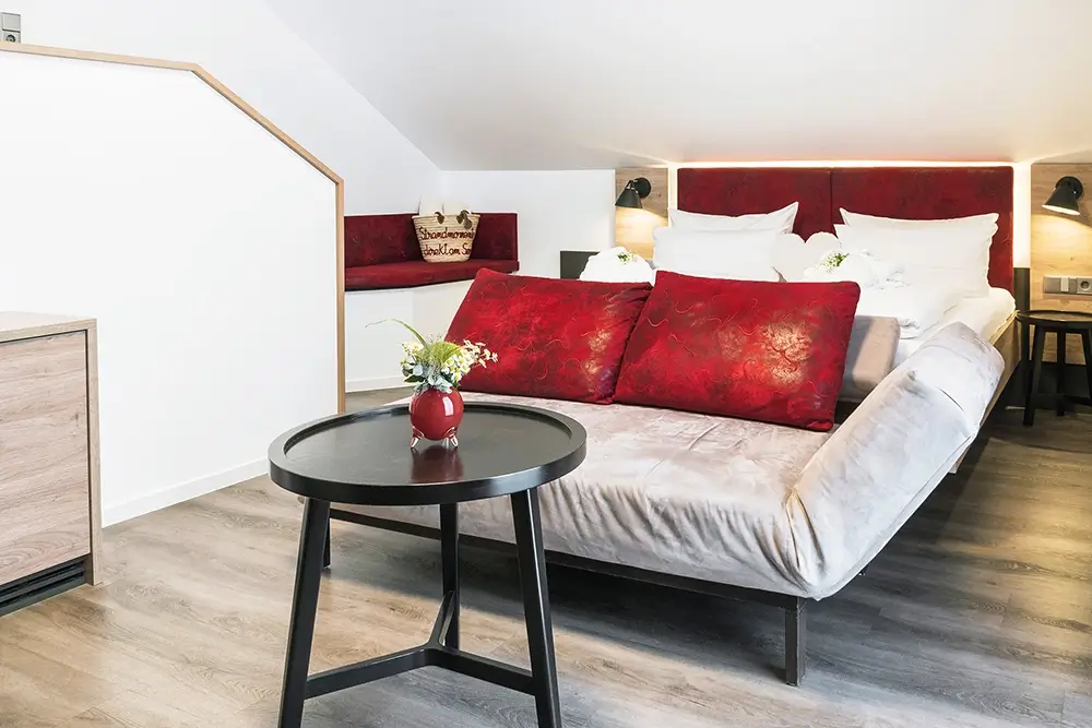 Doppelzimmer mit roter Dekoration