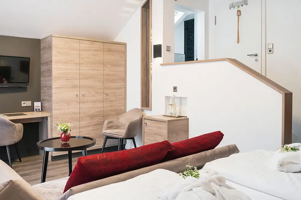Modernes Hotelzimmer mit Sitzecke
