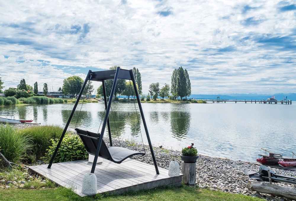 Hochwertig gestalteter Garten mit Terrasse und Wasserblick