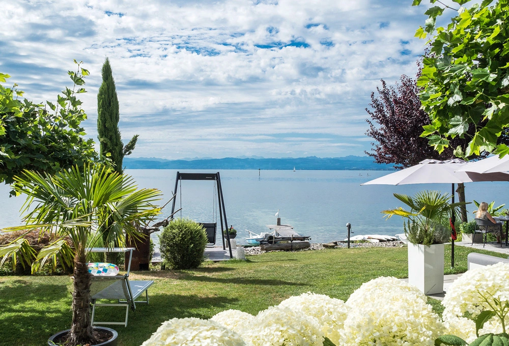 Stilvolle Gartengestaltung mit Terrasse und Sitzbereich am See