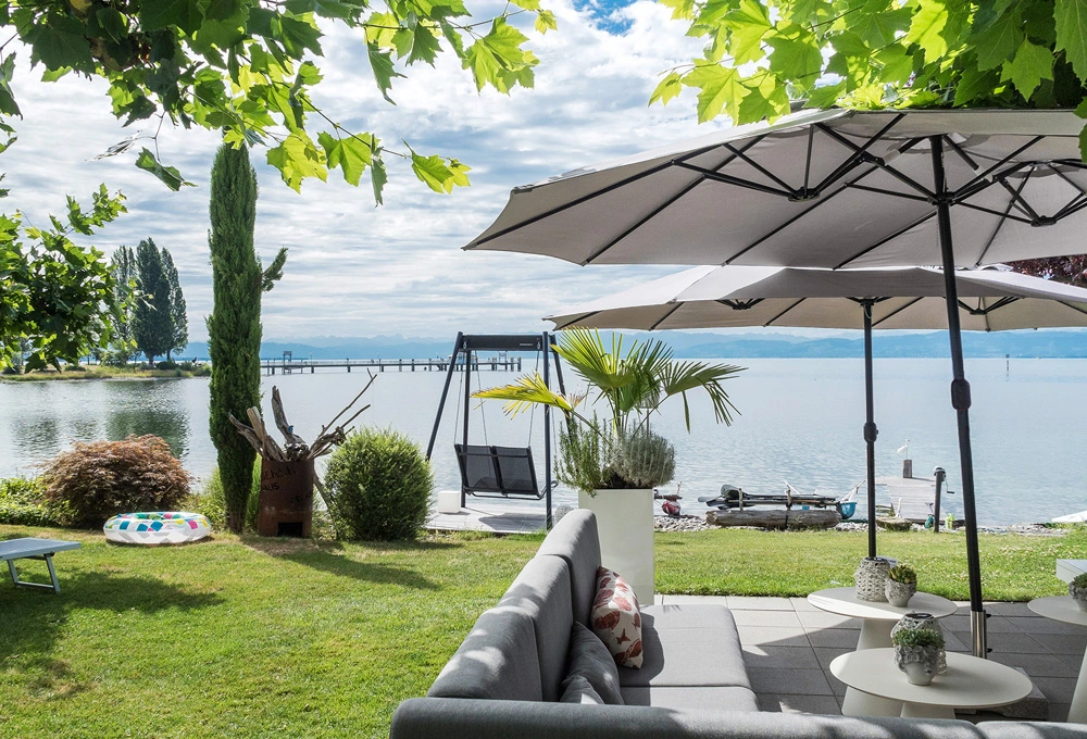 Moderne Terrasse mit Sitzmöglichkeiten und Panoramablick auf den See