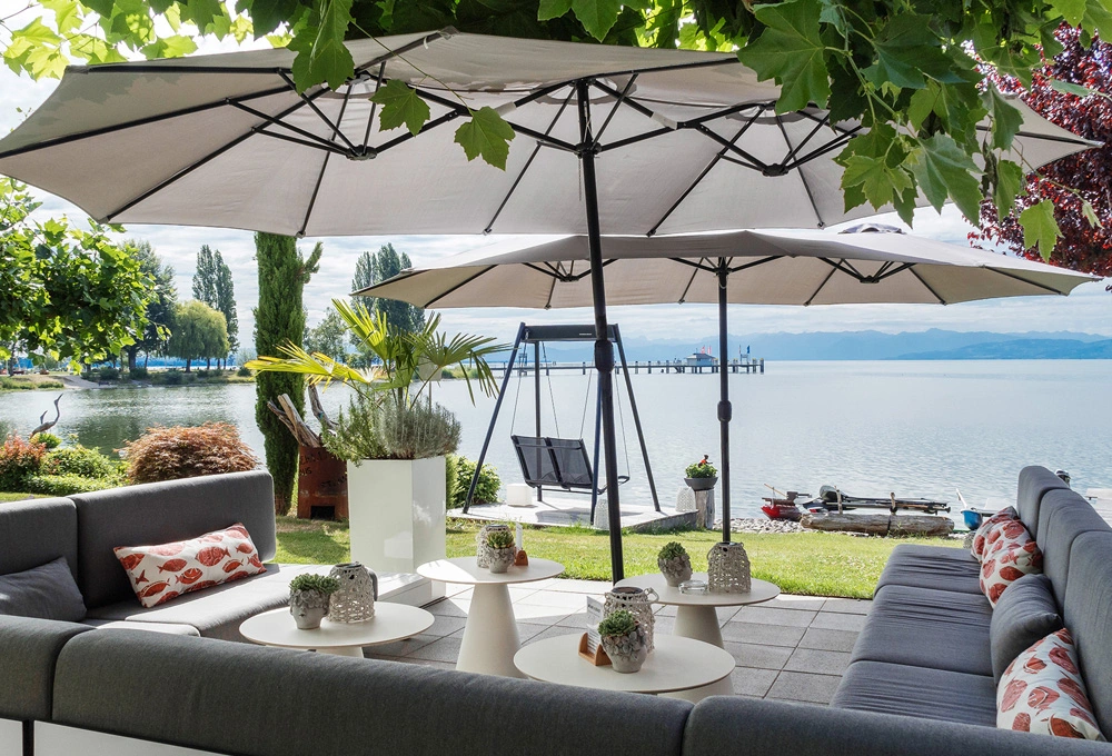 Großzügige Terrasse mit Essbereich und direktem Blick auf den See