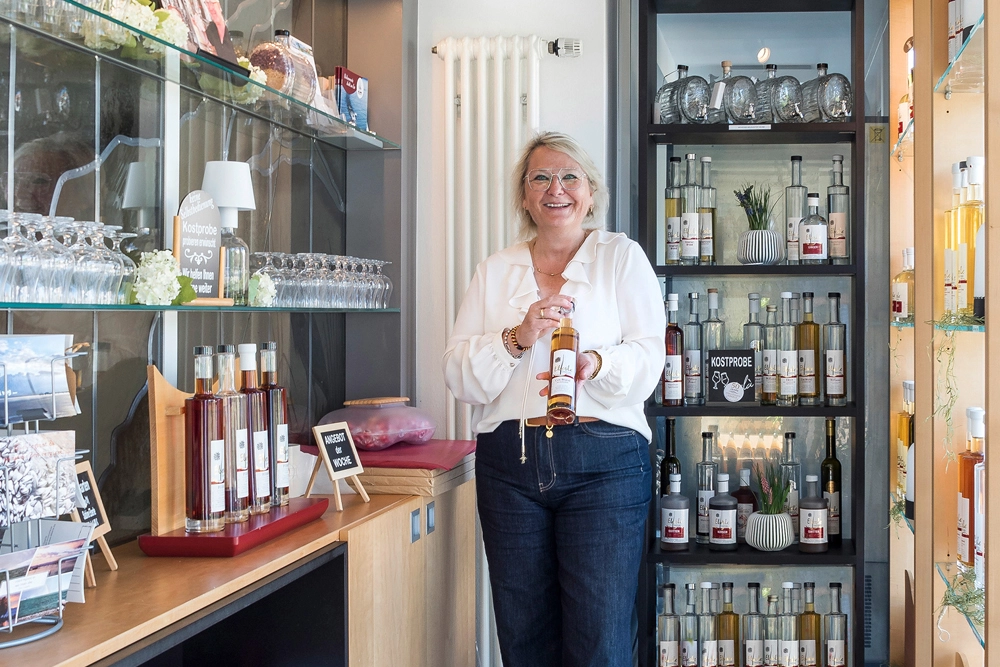 Frau präsentiert Destillate