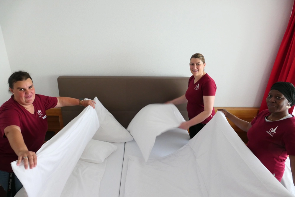 Mitarbeiterinnen Housekeeping am Zimmer Bezugsbereit machen